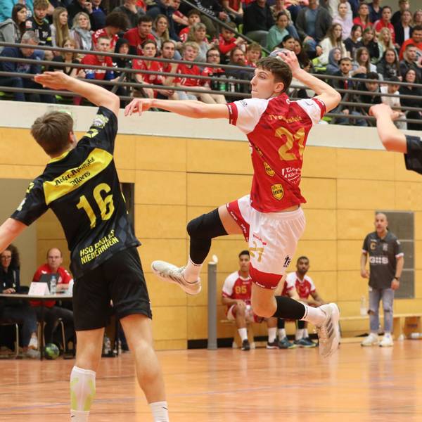 Spielte genau wie seine Teamkollegen stark auf: Palmersheims Nachwuchshandballer Tom Sander. Hier steigt er zum Sprungwurf hoch.