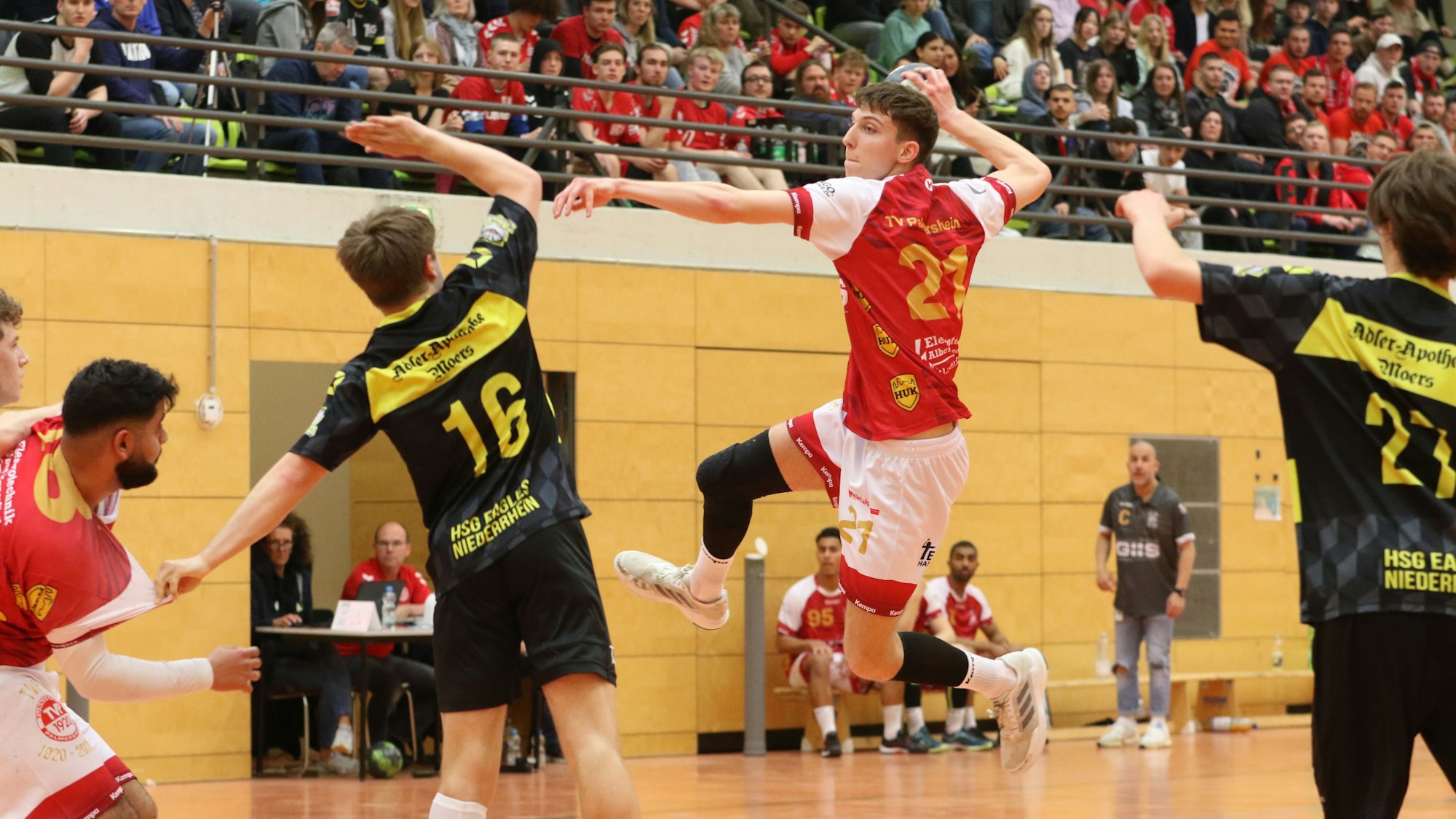 Spielte genau wie seine Teamkollegen stark auf: Palmersheims Nachwuchshandballer Tom Sander. Hier steigt er zum Sprungwurf hoch.