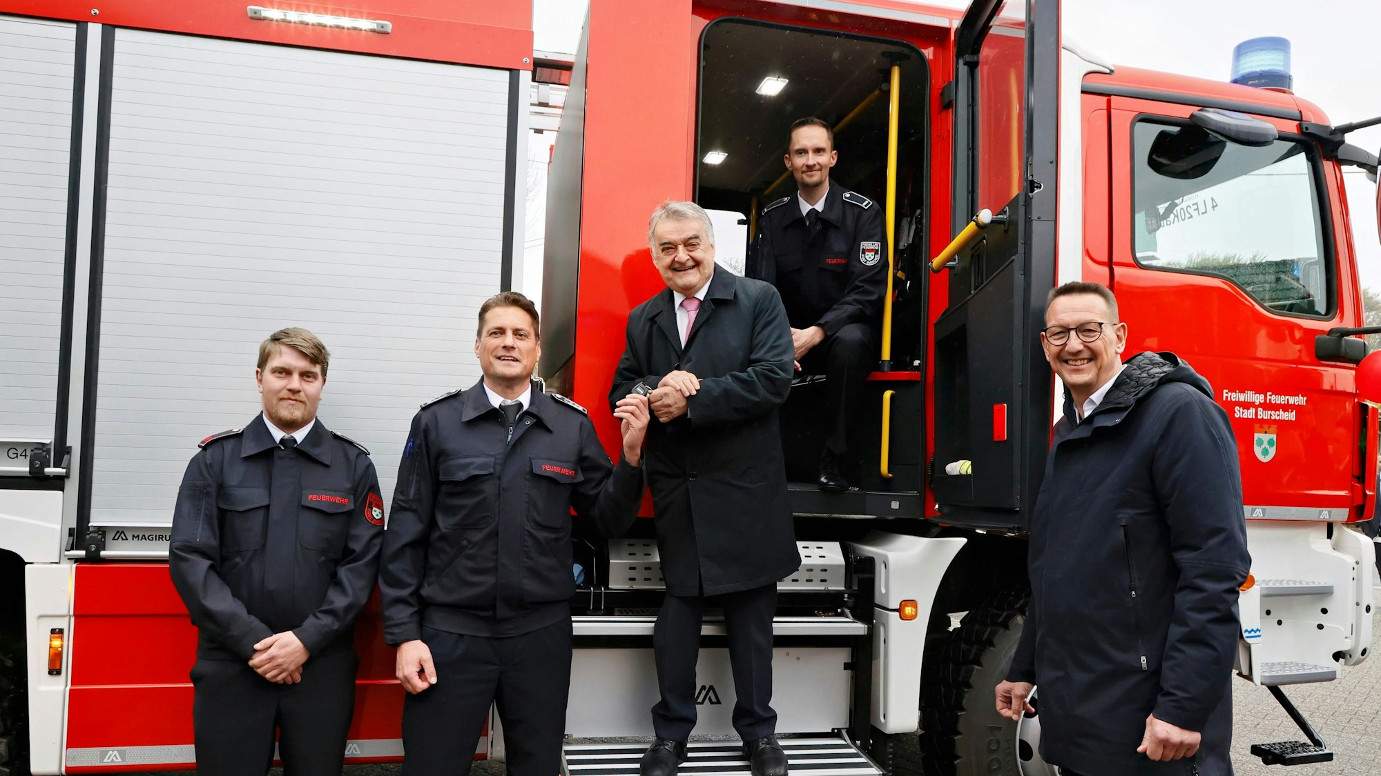 Burscheid Freiwillige Feuerwehr Wagenübergabe. V. l: Justin Müller, stellvertr. Löschzugführer, Jörg Seemann, Wehrleitung, Innenminister Herbert Reul, Michael Rüßmann, Zugführer Paffenlöh, Bürgermeister Dirk Runge.
Foto: Michael Wand