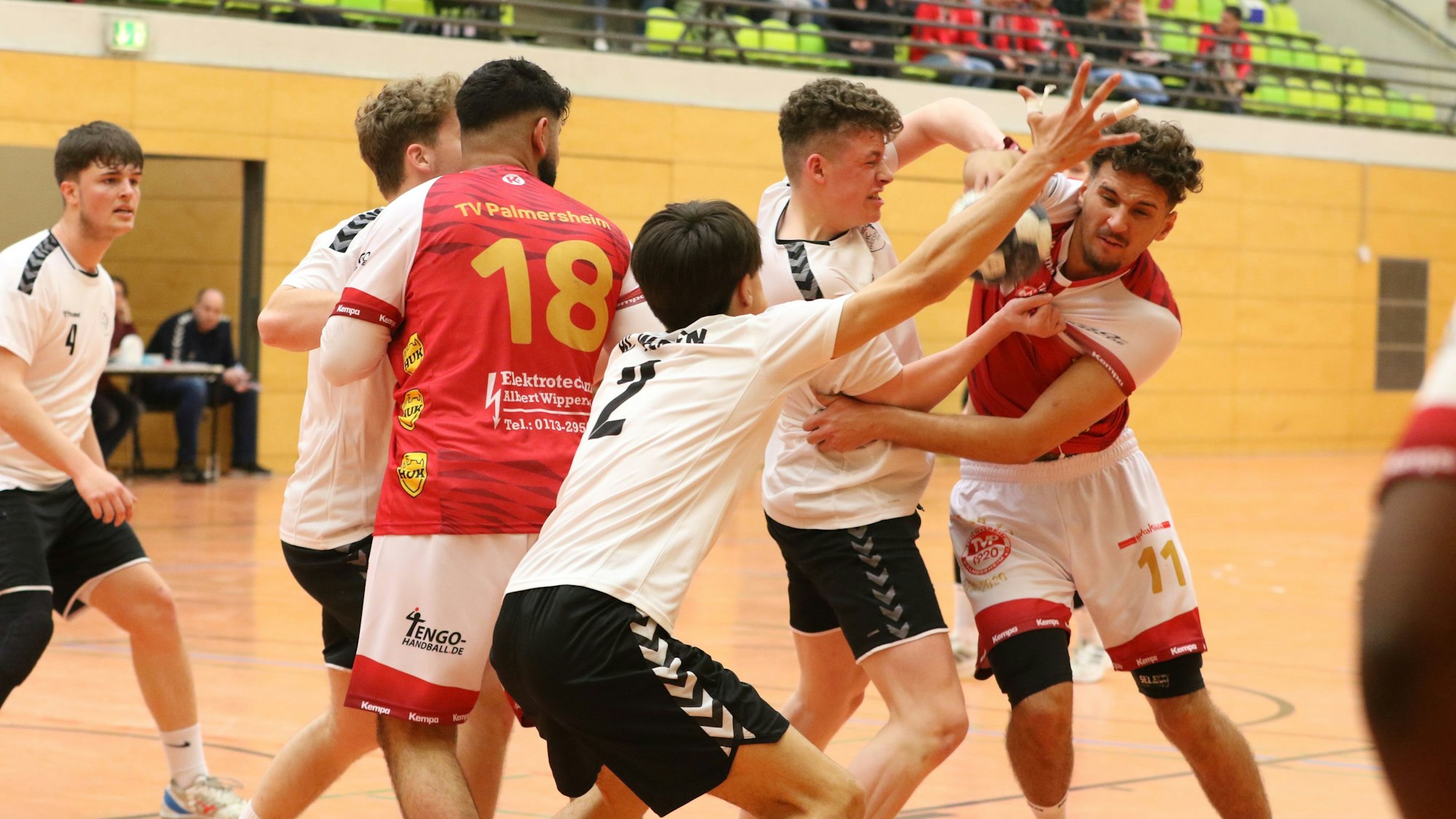 Es ging teilweise hart zur Sache: Palmersheims Josue Nzoikanua Domingos (r.) muss in dieser Szene einstecken.