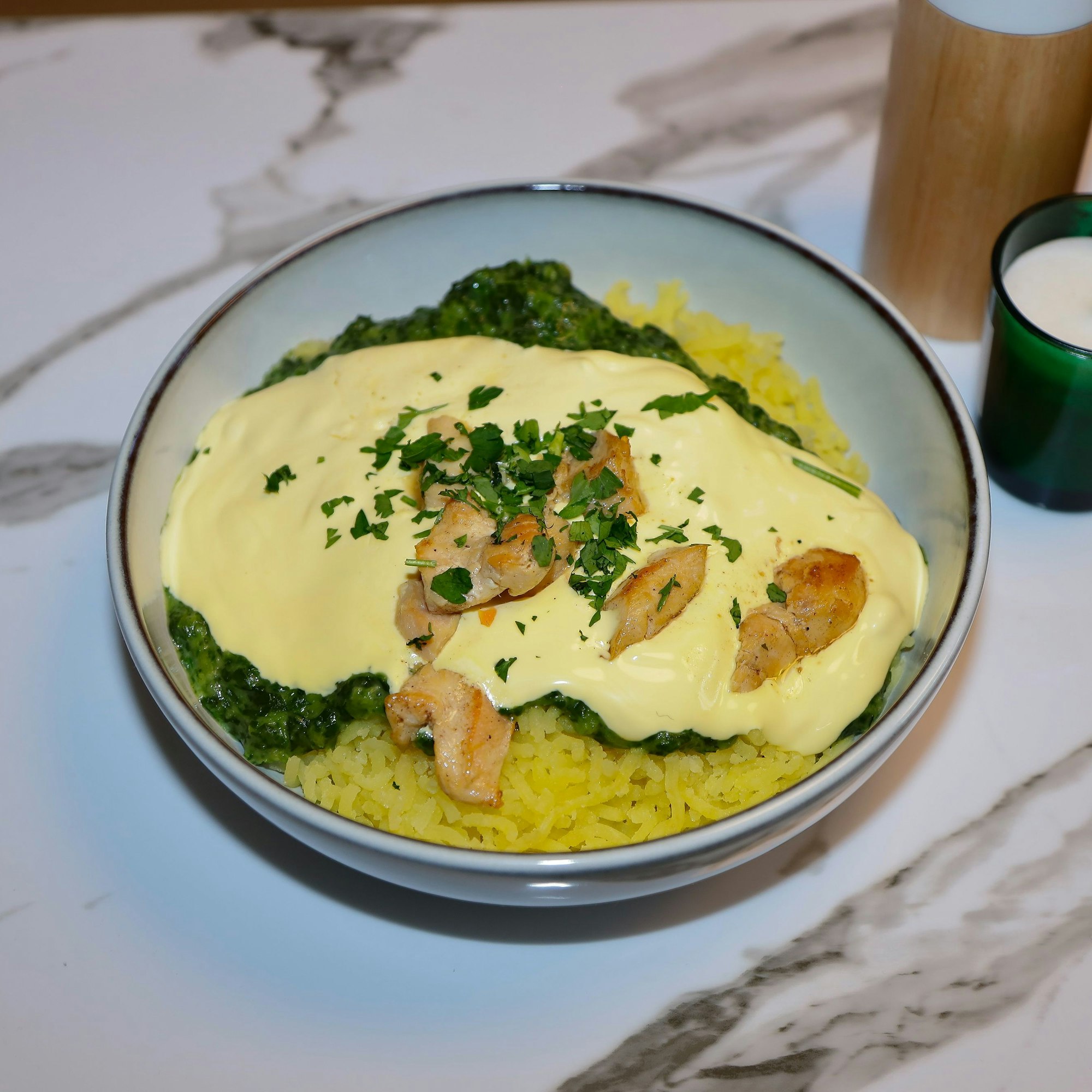 Gequetschte Kartoffeln mit Spinat, Sauce Hollandaise und Hühnchen.