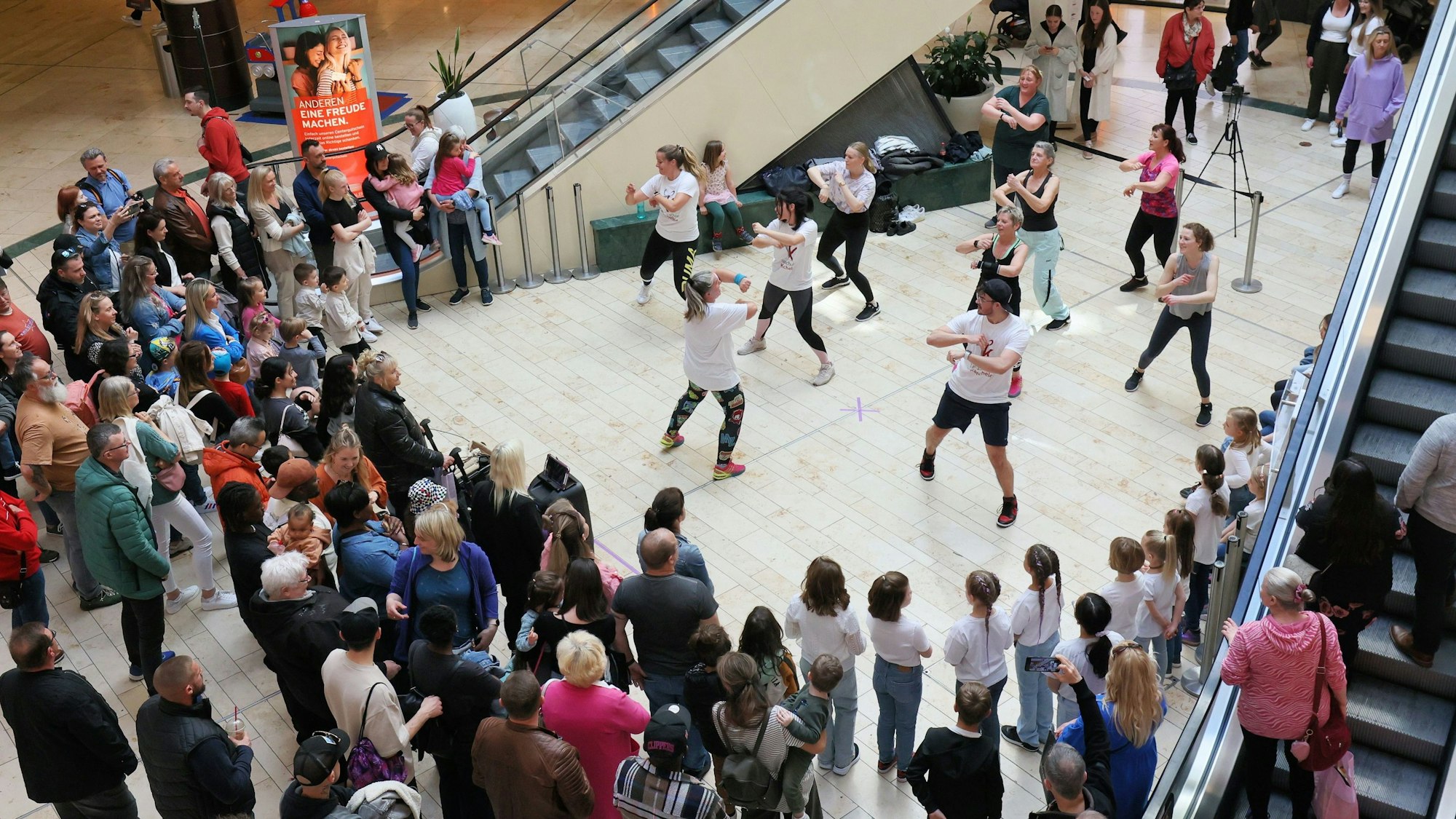 Tanzschule Kaechele tanzt Zumba in der Rathaus-Galerie