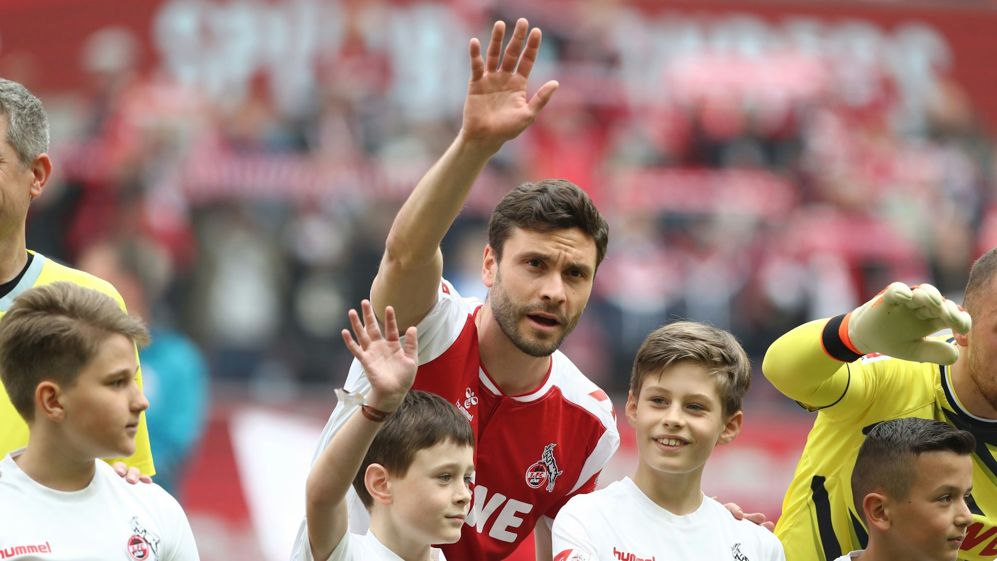 Der Kölner Kapitän Jonas Hector grüßt vor dem Spiel gegen Freiburg die Fans.