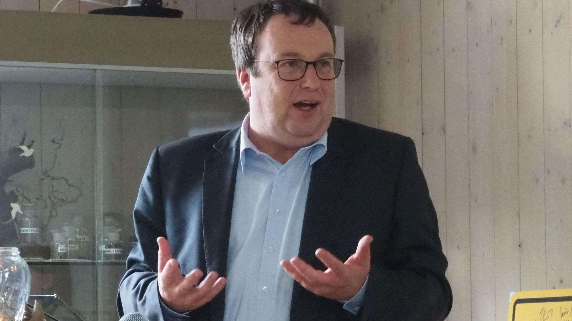 Das Foto zeigt NRW-Umweltminister Oliver Krischer bei einem früheren Besuch in Erftstadt.