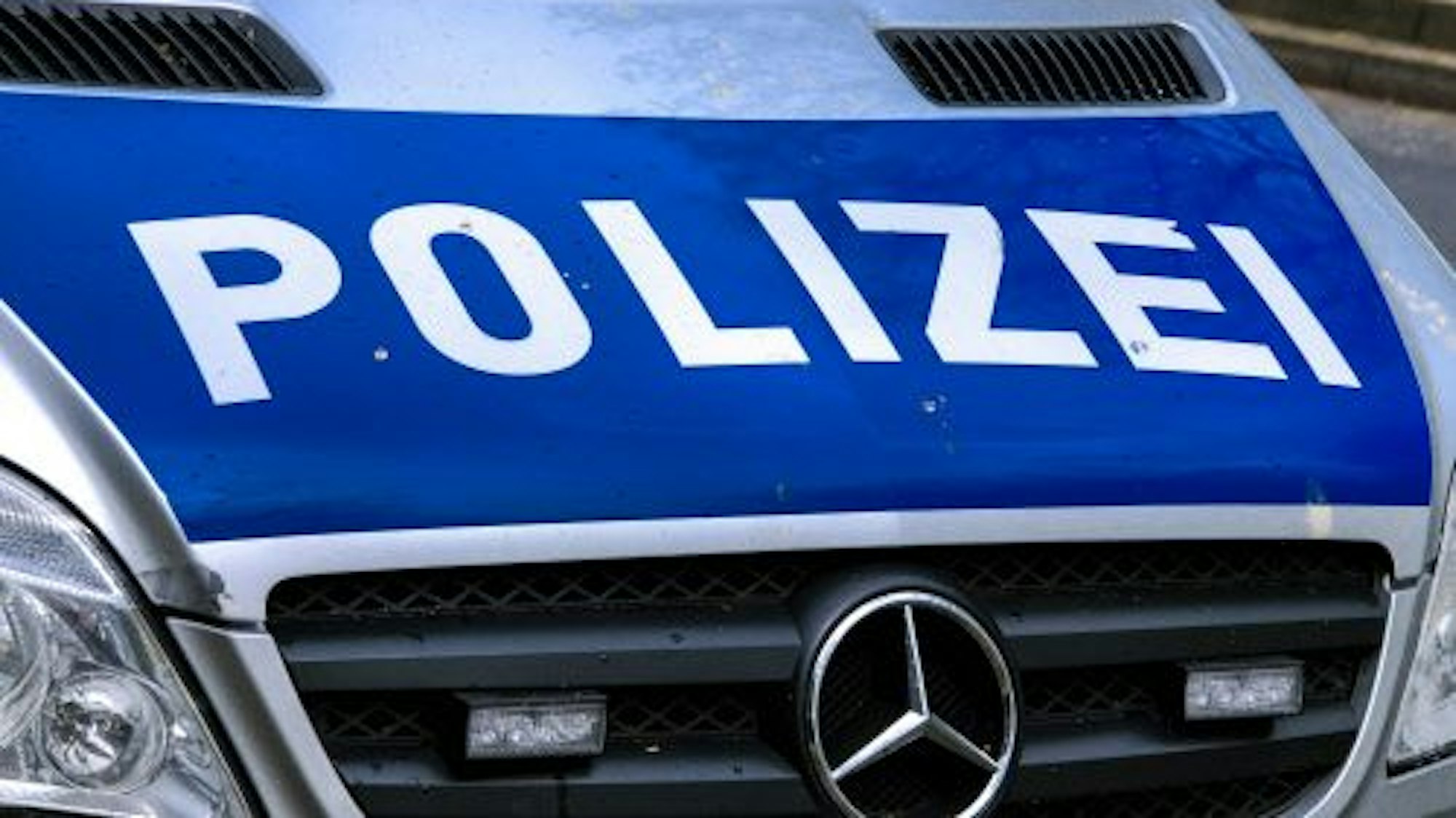 Ein Fahrzeug der Polizei mit der Aufschrift „Polizei“