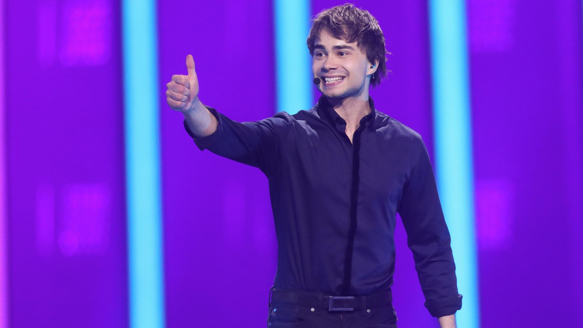 Alexander Rybak hält den Daumen hoch nach dem Erfolg im zweiten Halbfinale.