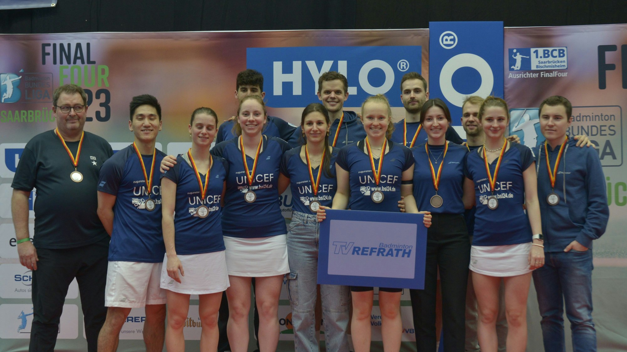 Das Team des TV Refrath mit Medaillen.