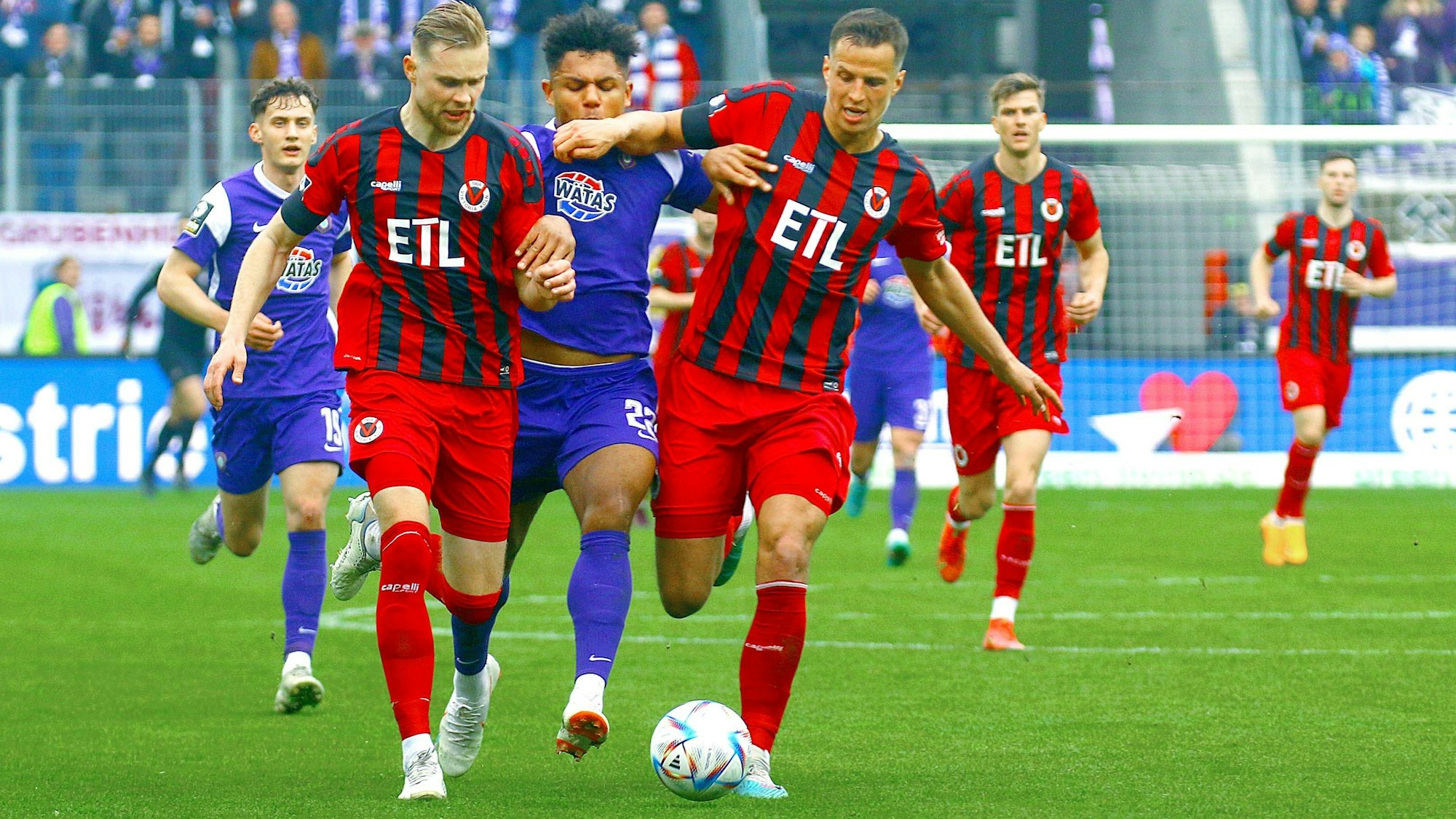 Kein Duechkommen für Paul-Philipp Besong Aue zwischen Lars Dietz Köln, links und Michael Schultz Köln Fußball 3.Liga 2022/23 Erzgebirge Aue - Viktoria Köln 1:1 am 29.4.2023 Erzgebirge Aue - Viktoria Köln *** No Duechkommen for Paul Philipp Besong Aue between Lars Dietz Cologne, left and Michael Schultz Cologne Football 3 Liga 2022 23 Erzgebirge Aue Viktoria Cologne 1 1 on 29 4 2023 Erzgebirge Aue Viktoria Cologne