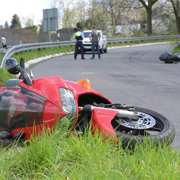 Das Foto zeigt eines der verunglückten Motorräder auf der L409 in Kürten.