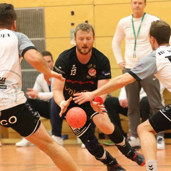 Palmersheims Handballer René Lönenbach versucht, sich gegen zwei Spieler durchzusetzen.