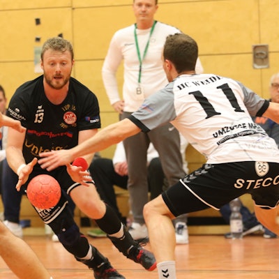 Palmersheims Handballer René Lönenbach versucht, sich gegen zwei Spieler durchzusetzen.
