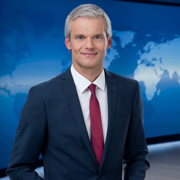 Thorsten Schröder, Sprecher der „Tagesschau“, steht vor einem blauen Hintergrund im Nachrichtenstudio in Hamburg.