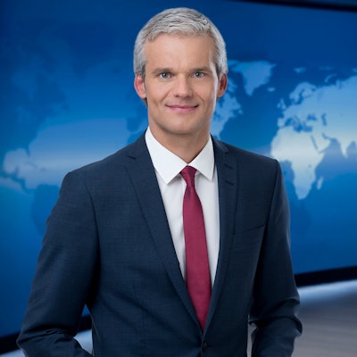 Thorsten Schröder, Sprecher der „Tagesschau“, steht vor einem blauen Hintergrund im Nachrichtenstudio in Hamburg.