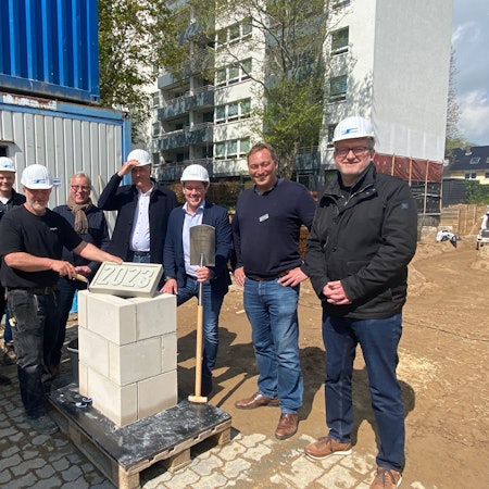 Die EHP Immobiliengruppe feierte mit Unterstützern und Gästen die Grundsteinlegung eine Hochhauses an der Straße Im Blauen Garn.
