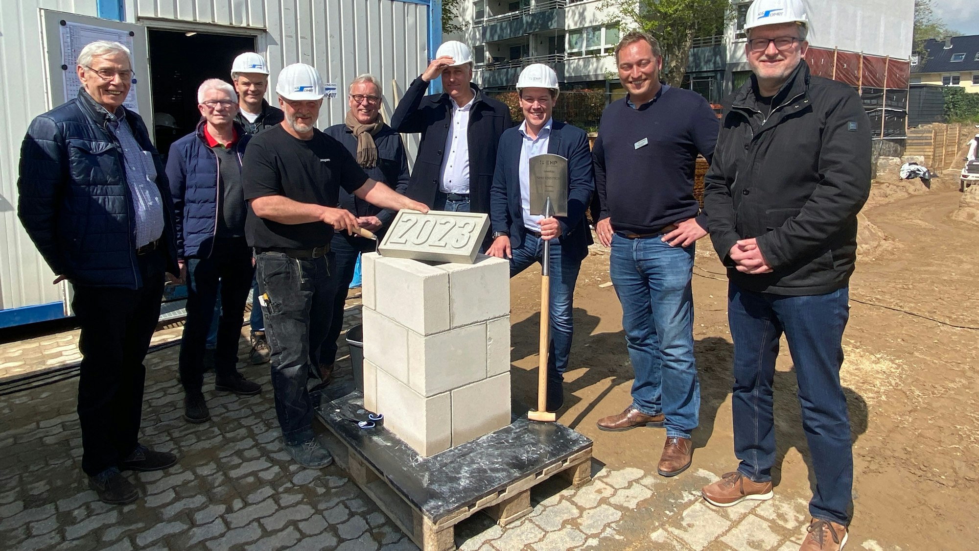 Die EHP Immobiliengruppe feierte mit Unterstützern und Gästen die Grundsteinlegung eine Hochhauses an der Straße Im Blauen Garn.