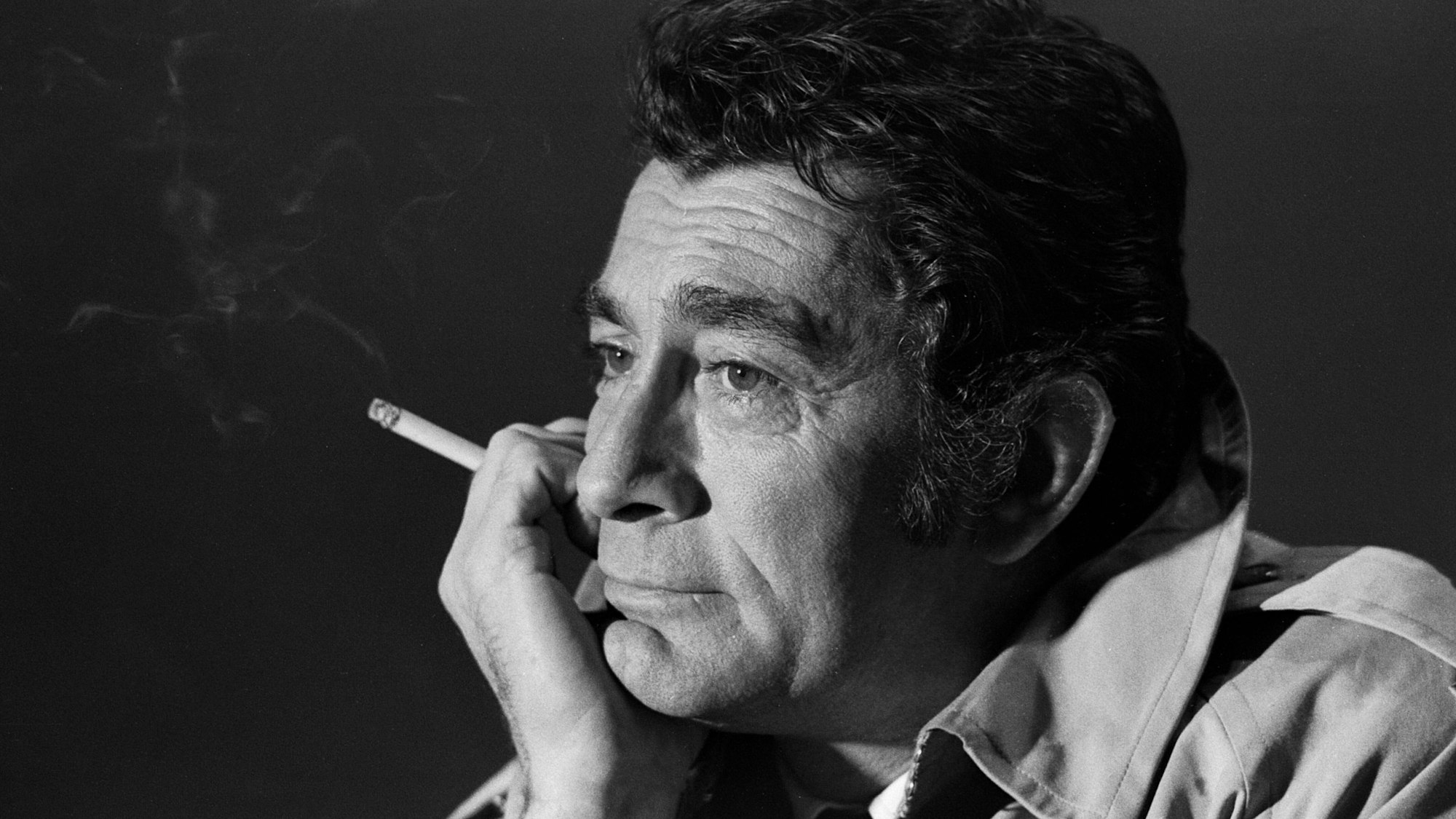 Jean-Claude Pascal mit Zigarette.