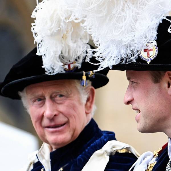 Charles und Prinz William, Herzog von Cambridge, verlassen die St. George's Chapel nach dem Gottesdienst des Hosenbandordens auf Schloss Windsor.