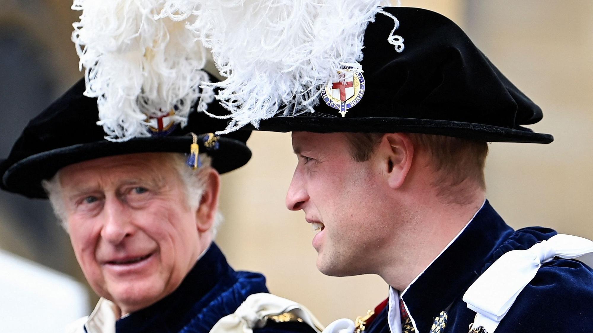 Charles und Prinz William, Herzog von Cambridge, verlassen die St. George's Chapel nach dem Gottesdienst des Hosenbandordens auf Schloss Windsor.