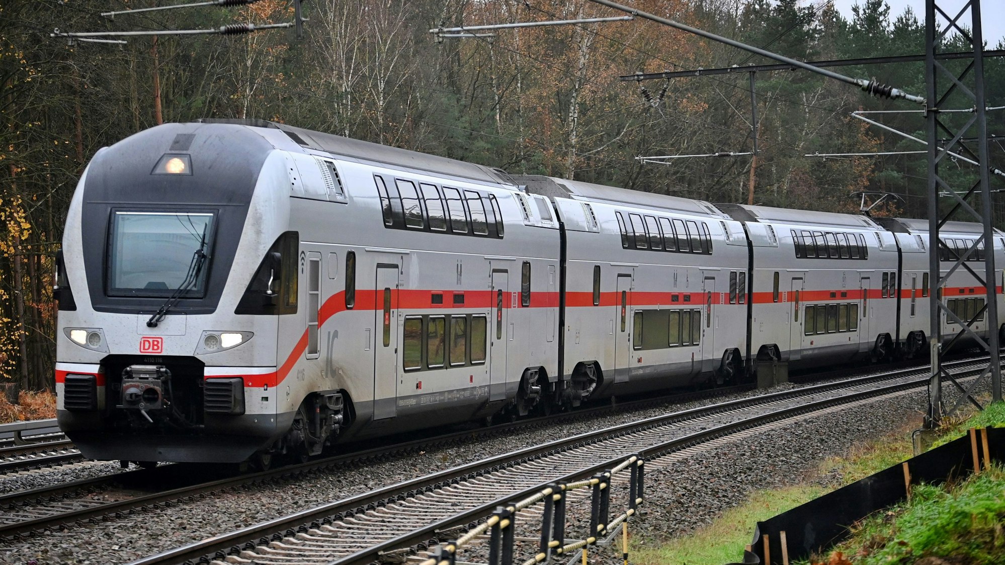 Der IC zwischen Dortmund und dem hessischen Dillenburg durfte bisher von vielen Pendlern mit ihrem Monatsticket genutzt werden. Für das 49-Euro-Ticket gilt die Regelung nicht.