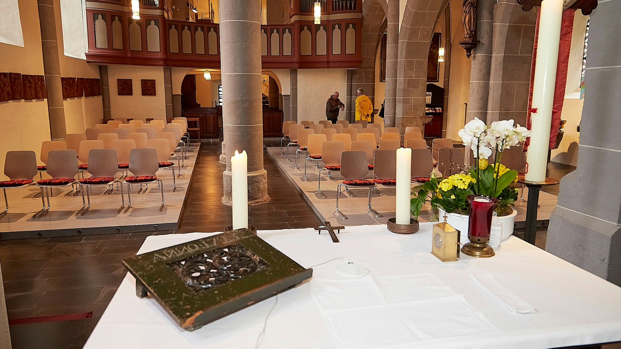 Hell und freundlich wirkt der wiederhergestellte Innenraum der flutgeschädigten Kirche.