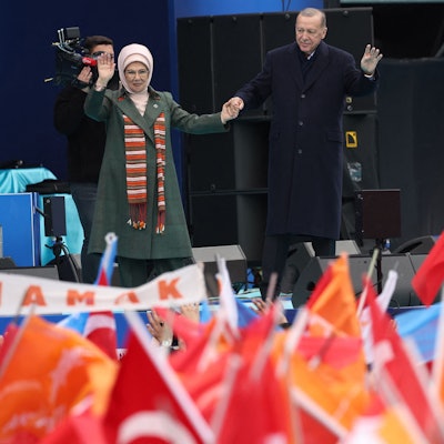 TOPSHOT - Turkish President and People's Alliance's presidential candidate Recep Tayyip Erdogan (R) and his wife Emine Erdogan wave to supporters during an election campaign rally in Ankara, on April 30, 2023. (Photo by Adem ALTAN / AFP)