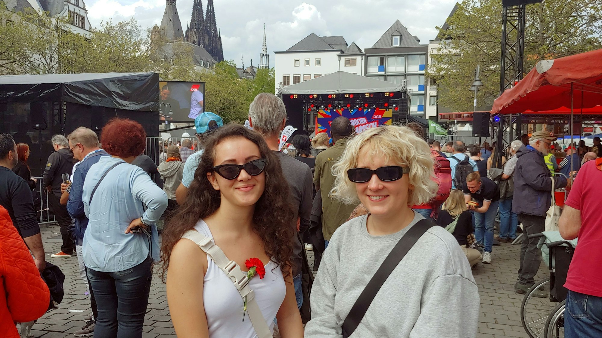 Zwei Frauen auf dem Heumarkt.