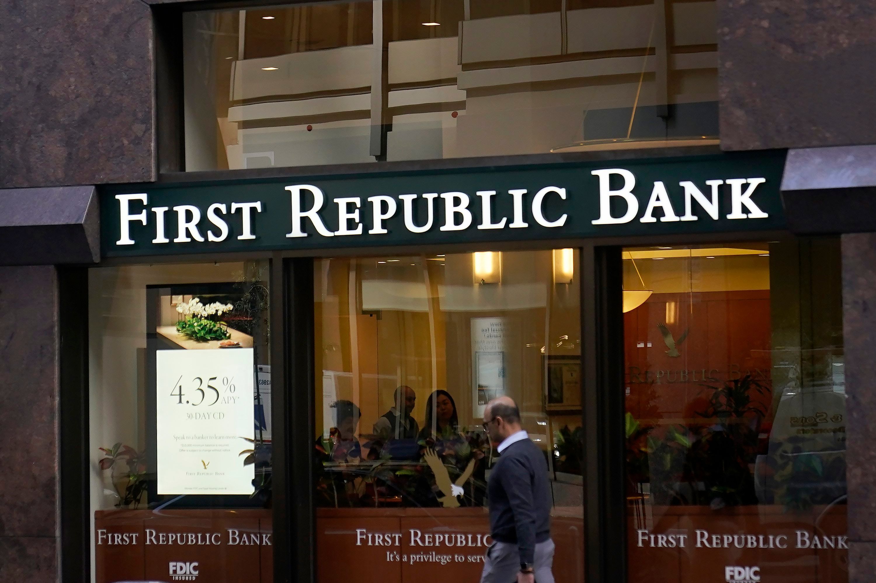 USA, San Francisco: Ein Mann geht an einer First Republic Bank in San Francisco vorbei.