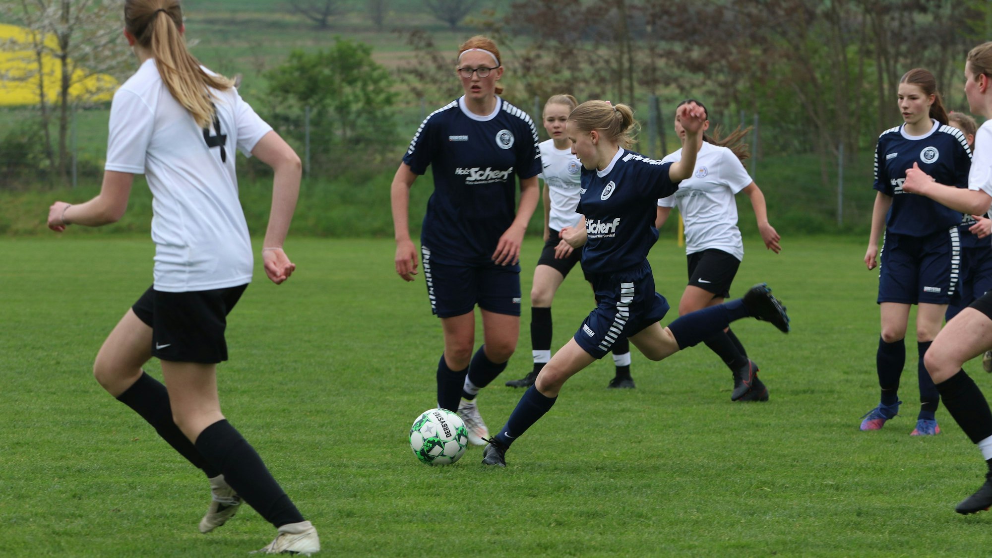 Lena Sophie Schmitz vom VfL Kommern schießt den Ball aus der Gefahrenzone.