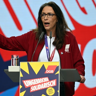 Yasmin Fahimi, DGB-Vorsitzende, spricht während der Kundgebung auf dem Heumarkt. Die Veranstaltungen des Deutschen Gewerkschaftsbundes zum Tag der Arbeit standen in diesem Jahr unter dem Motto „Ungebrochen solidarisch“.