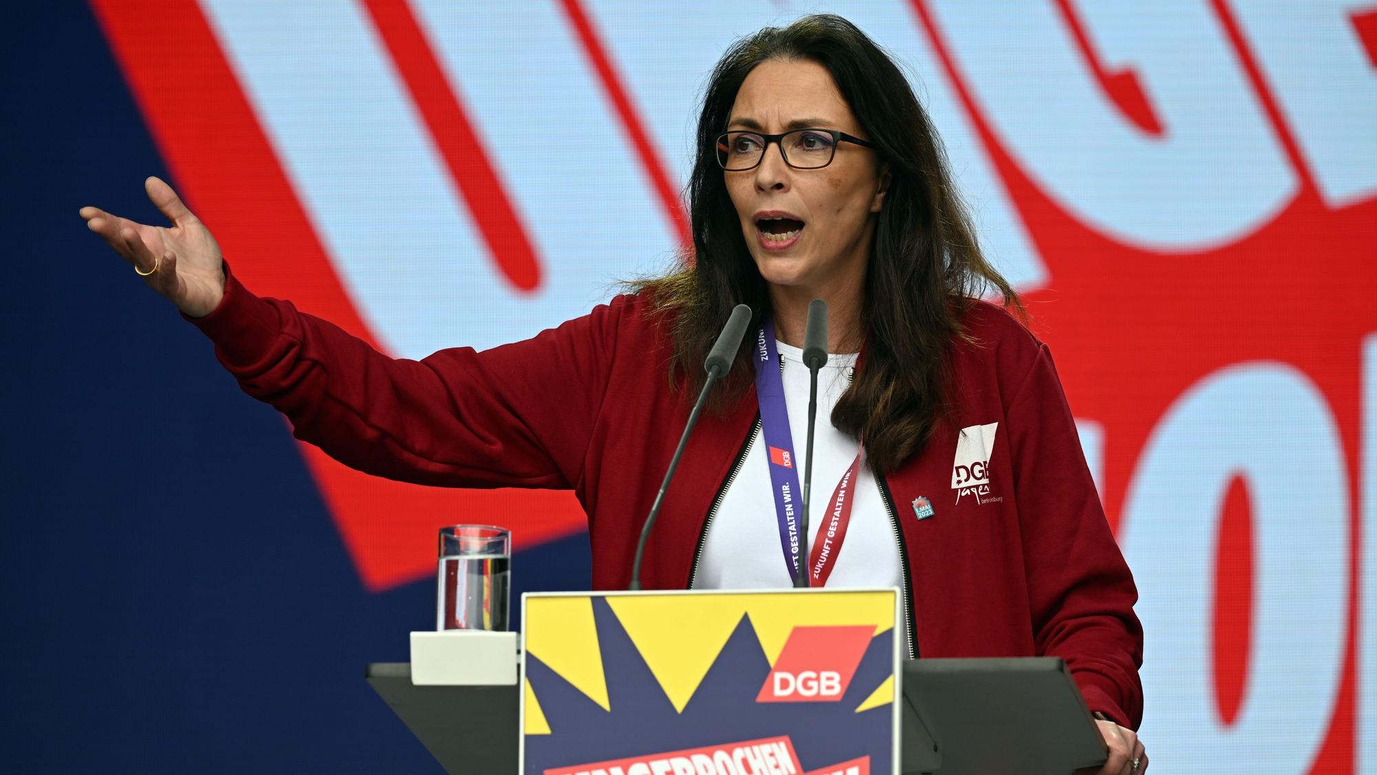 Yasmin Fahimi, DGB-Vorsitzende, spricht während der Kundgebung auf dem Heumarkt. Die Veranstaltungen des Deutschen Gewerkschaftsbundes zum Tag der Arbeit standen in diesem Jahr unter dem Motto „Ungebrochen solidarisch“.