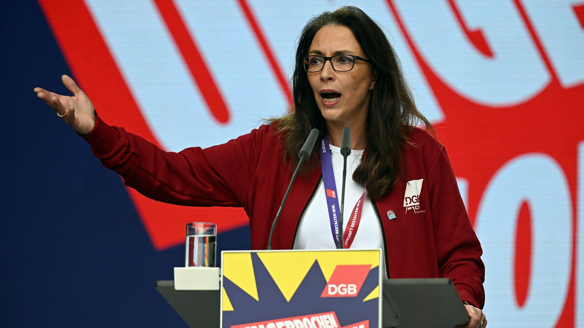 Yasmin Fahimi, DGB-Vorsitzende, spricht während der Kundgebung auf dem Heumarkt. Die Veranstaltungen des Deutschen Gewerkschaftsbundes zum Tag der Arbeit standen in diesem Jahr unter dem Motto „Ungebrochen solidarisch“.