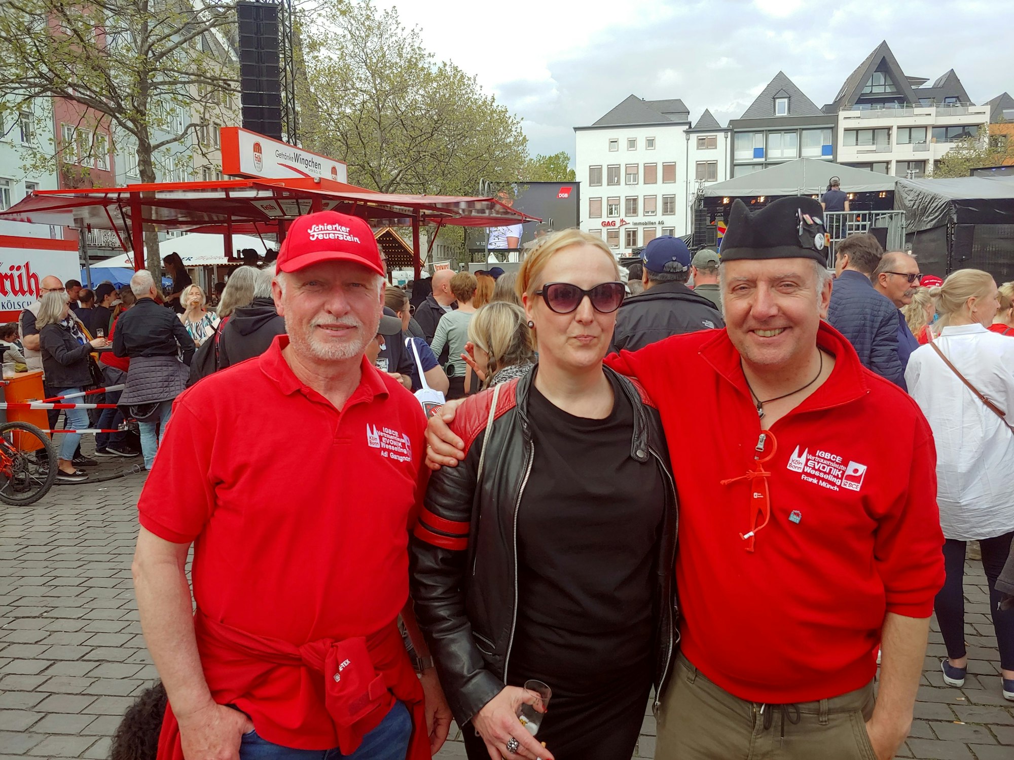 Menschen stehen auf dem Heumarkt in Köln.