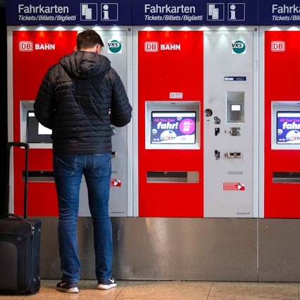 „All you can fahr! - 49 Euro Das Deutschlandticket“ steht auf den Monitoren von Fahrkartenautomaten im Kölner Hauptbahnhof.