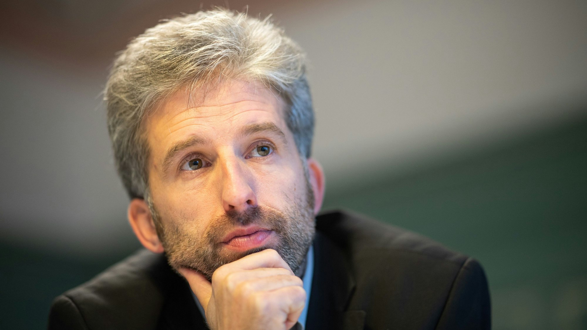 Boris Palmer, Oberbürgermeister der Stadt Tübingen, gibt in seinem Arbeitszimmer ein Interview. Palmer will nach seinen umstrittenen Äußerungen in Frankfurt am Main eine Auszeit nehmen.