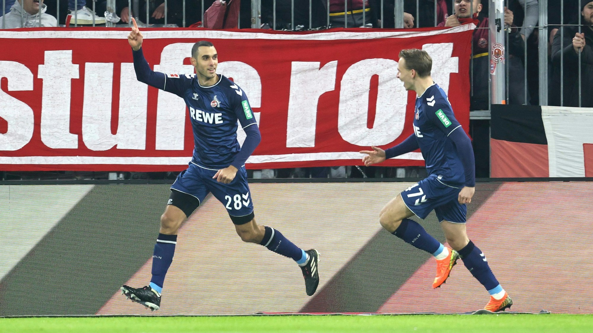 Kölns Ellyes Skhiri feiert sein Tor gegen Bayern München.