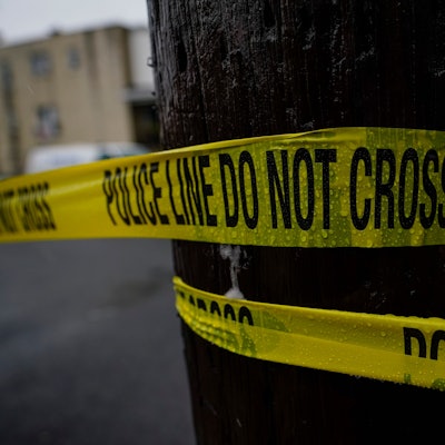 Absperrband der Polizei an einem Tatort. (Symbolbild)
