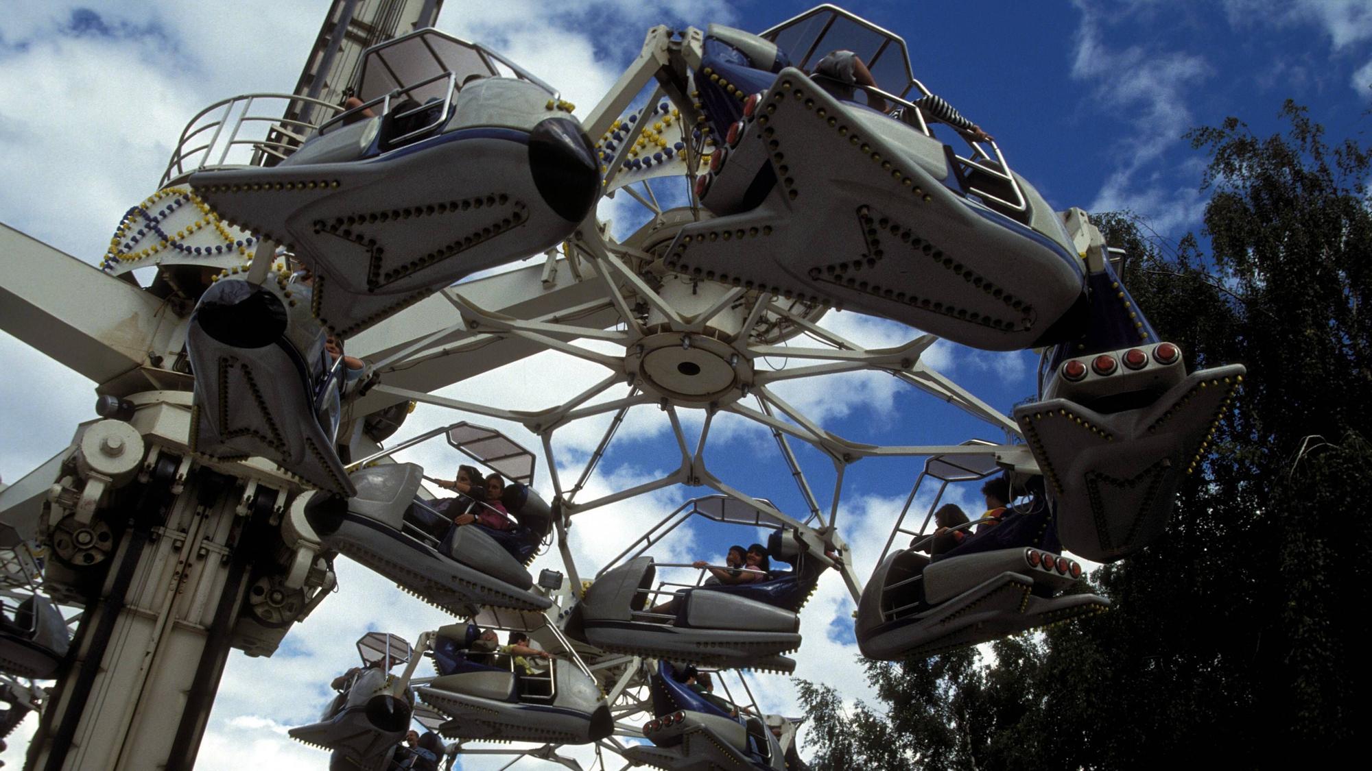 Die Gondeln des Condors schrauben sich im Juni 1991 im Phantasialand in die Höhe.
