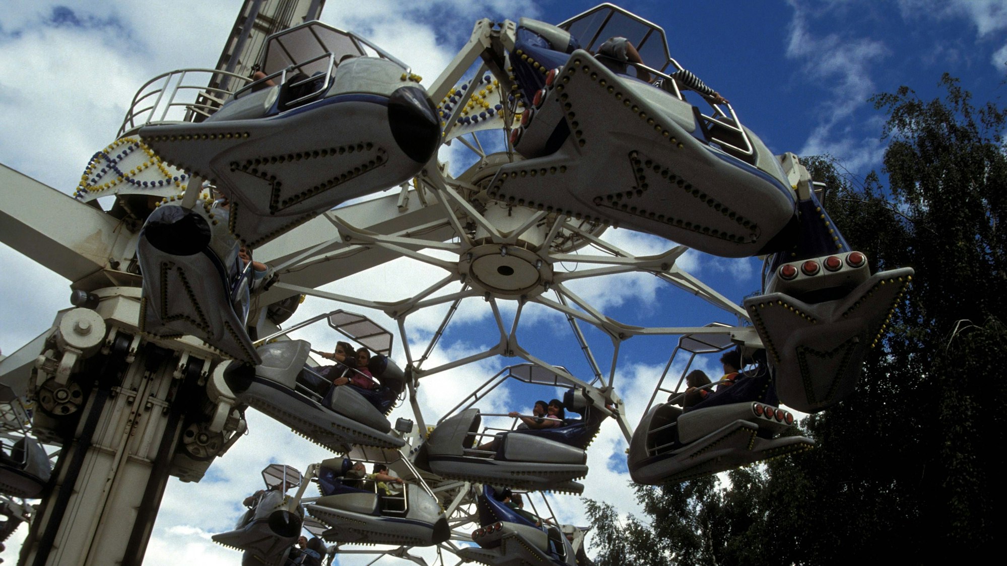 Die Gondeln des Condors schrauben sich im Juni 1991 im Phantasialand in die Höhe.
