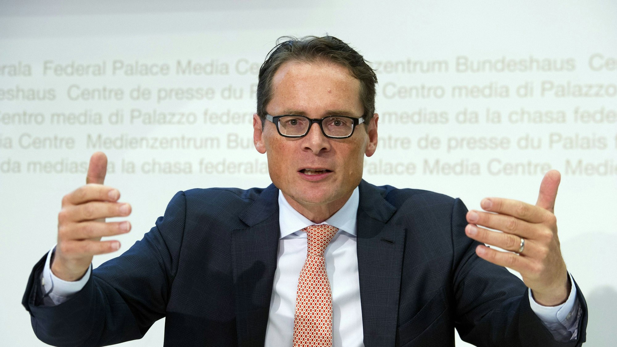 Roger Köppel fällt immer wieder durch Russland-freundliche Aussagen und Intervews auf.