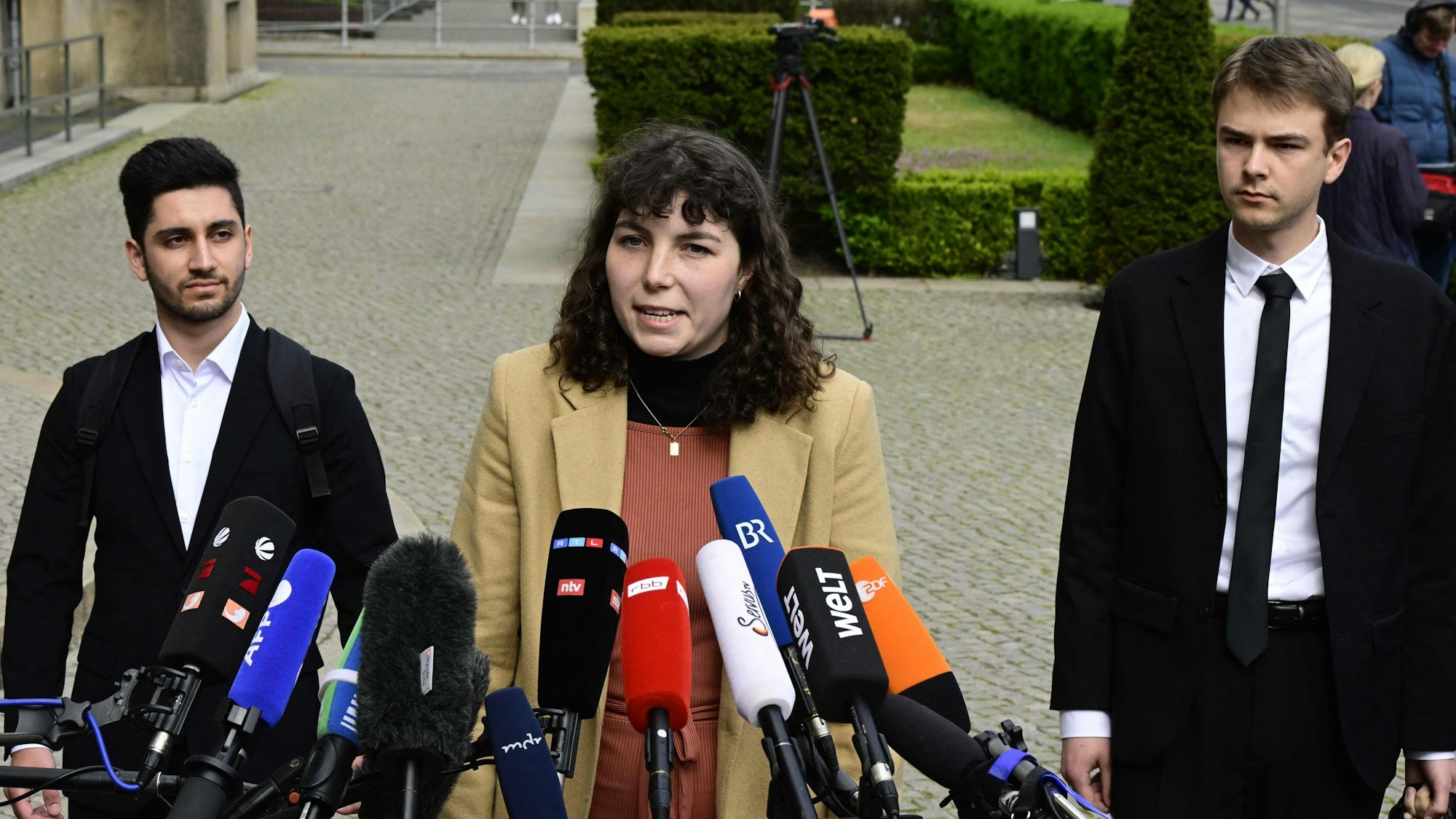 Lea Bonasera, Mitgründerin der Klima-Bewegung Letzte Generation, gibt am Dienstag ein Pressestatement nach dem Treffen mit Verkehrsminister Volker Wissing.