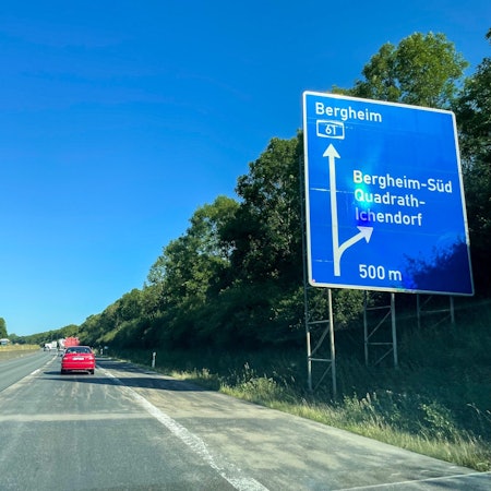 Das Foto zeigt die vorbereitenden Baumaßnahmen für die Sperrung der A 61 im Jahr 2022. Das blaue Verkehrsschuld weist auf die Abfahrt Bergheim-Süd/Quadrath-Ichendorf.