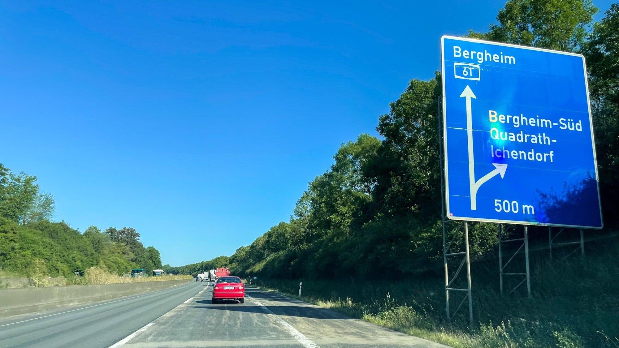 Das Foto zeigt die vorbereitenden Baumaßnahmen für die Sperrung der A 61 im Jahr 2022. Das blaue Verkehrsschuld weist auf die Abfahrt Bergheim-Süd/Quadrath-Ichendorf.