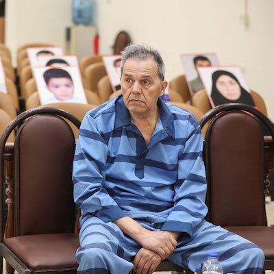 Der Deutsch-Iraner Djamshid Sharmahd in einem Teheraner Revolutionsgericht. Sharmahd in einem umstrittenen Prozess zum Tode verurteilt worden. Ein Revolutionsgericht in Teheran macht den 68-Jährigen unter anderem für einen Terroranschlag verantwortlich. (Archivbild)