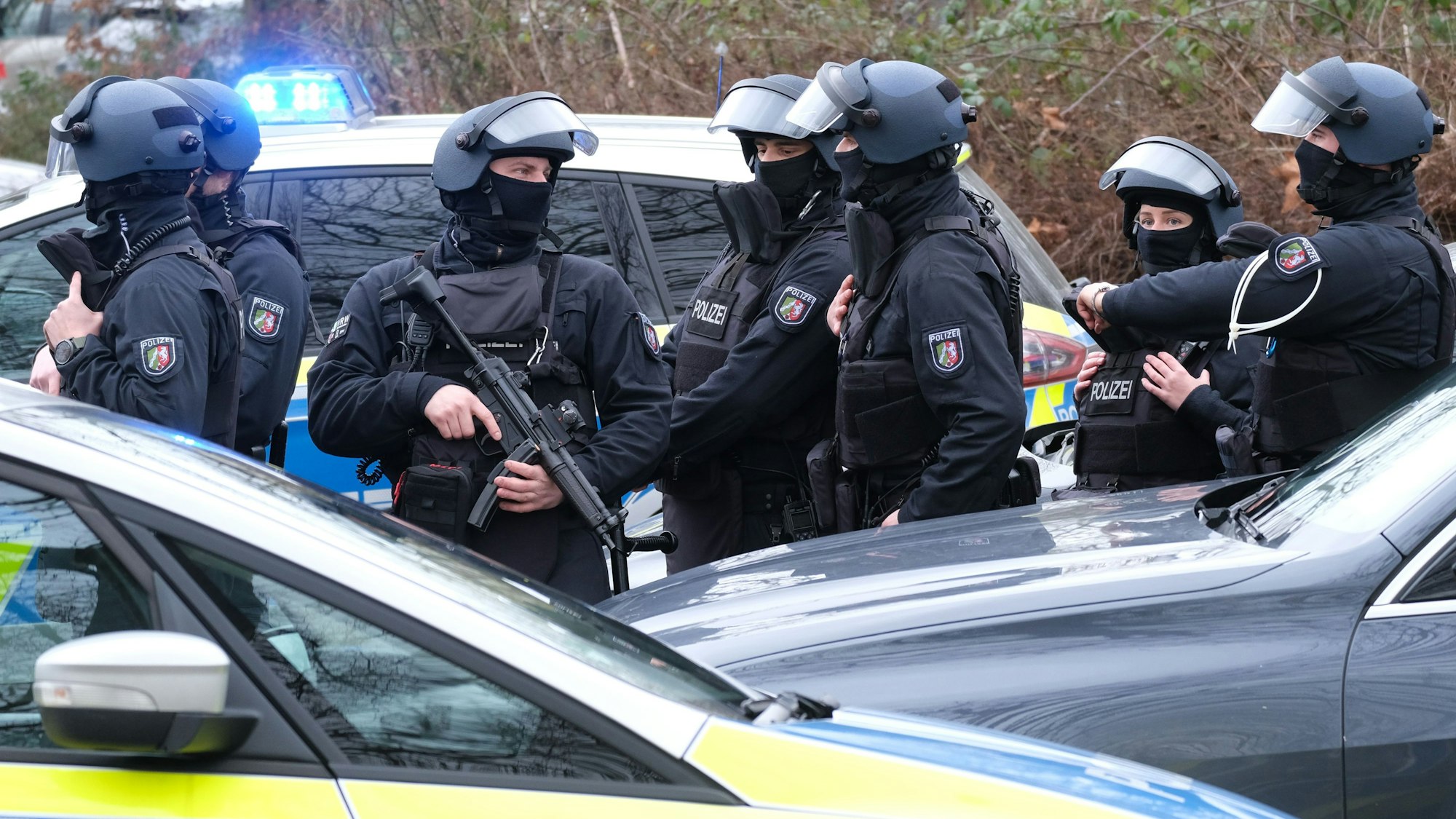 04.02.2022, Köln: Sondereinsatzkommando (SEK)bei einem Amokalarm an der Heinrich-Böll-Gesamtschule. Foto: Max Grönert