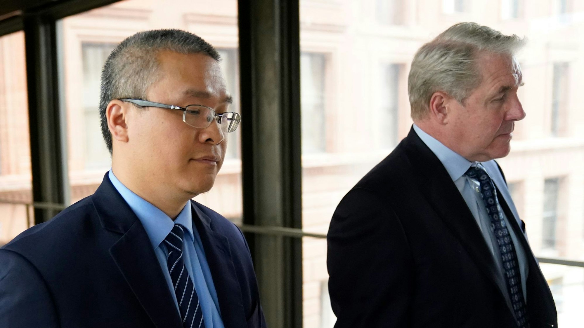 Tou Thao (l), ehemaliger Polizeibeamte aus Minneapolis, und sein Anwalt Robert Paule.