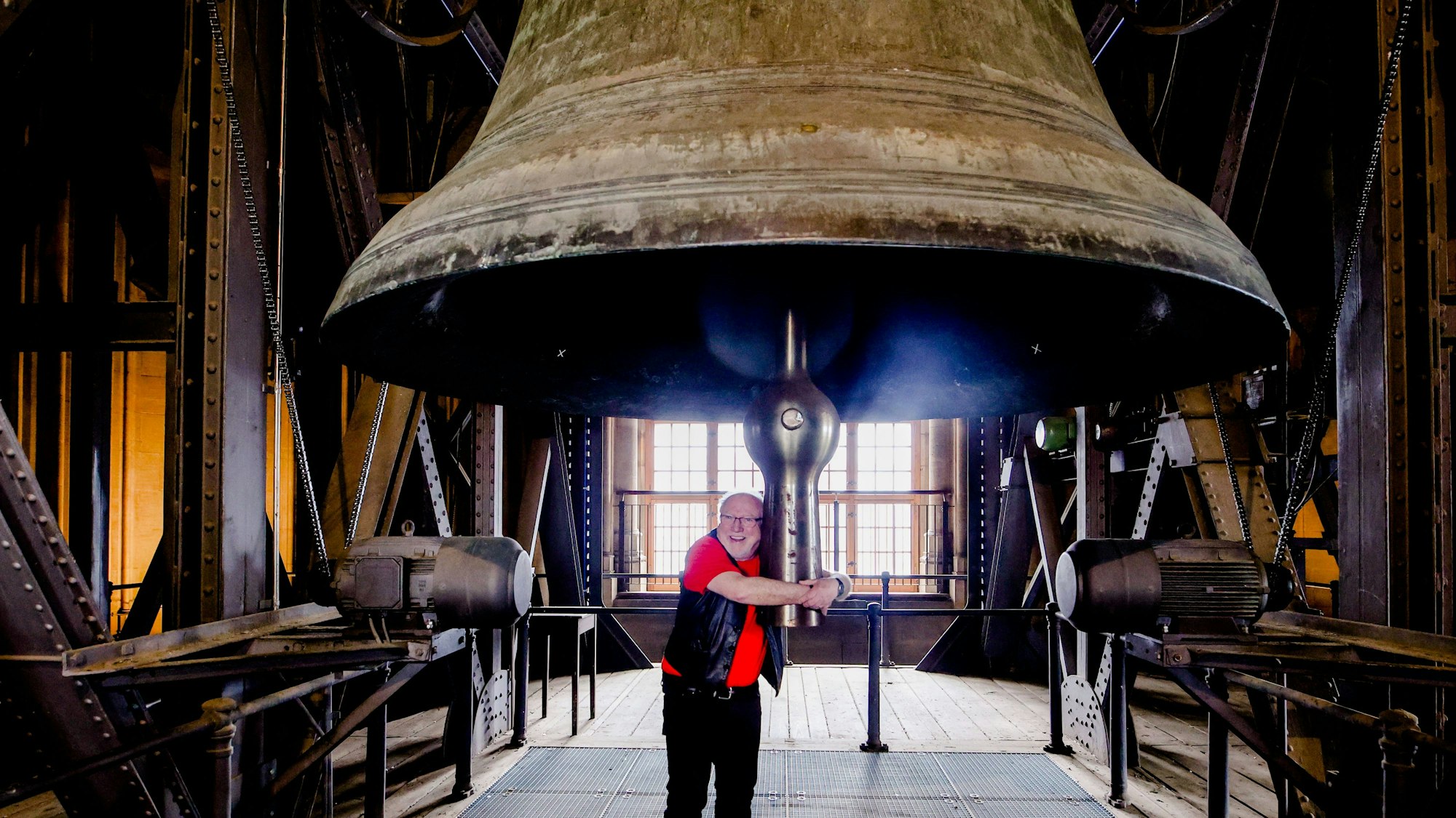 Der „Decke Pitter“ hängt im Südturm des Kölner Doms – und erklingt nur zu besonderen Anlässen. (Archivbild)
