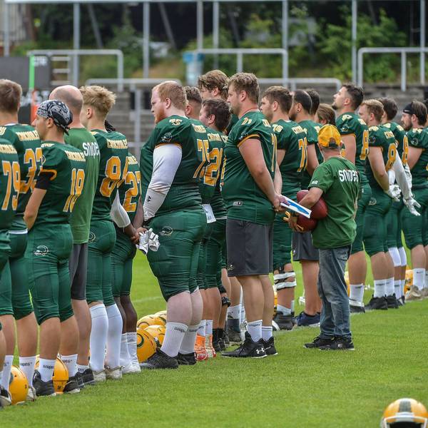 03.07.2021, xjpx, American Football GFL German Football League, Cologne Crocodiles - Berlin Rebels emspor, v.l. Die Cologne Crocodiles vor Spielbeginn DFL/DFB REGULATIONS PROHIBIT ANY USE OF PHOTOGRAPHS as IMAGE SEQUENCES and/or QUASI-VIDEO Koeln *** 03 07 2021, xjpx, American Football GFL German Football League, Cologne Crocodiles Berlin Rebels emspor, v l The Cologne Crocodiles before the start of the game DFL DFB REGULATES PROHIBIT ANY USE OF PHOTOGRAPHS as IMAGE SEQUENCES and or QUASI VIDEO Koeln