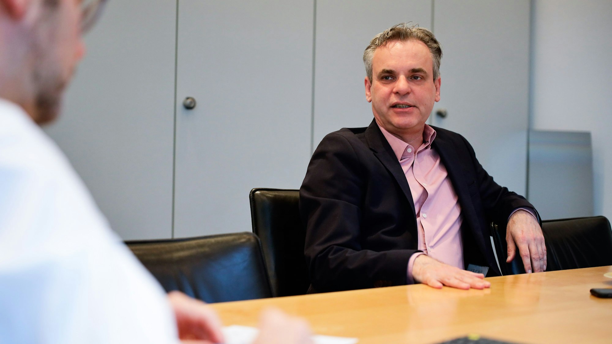 DJV Vorsitzender Frank Überall im Interview mit Carsten Fiedler.