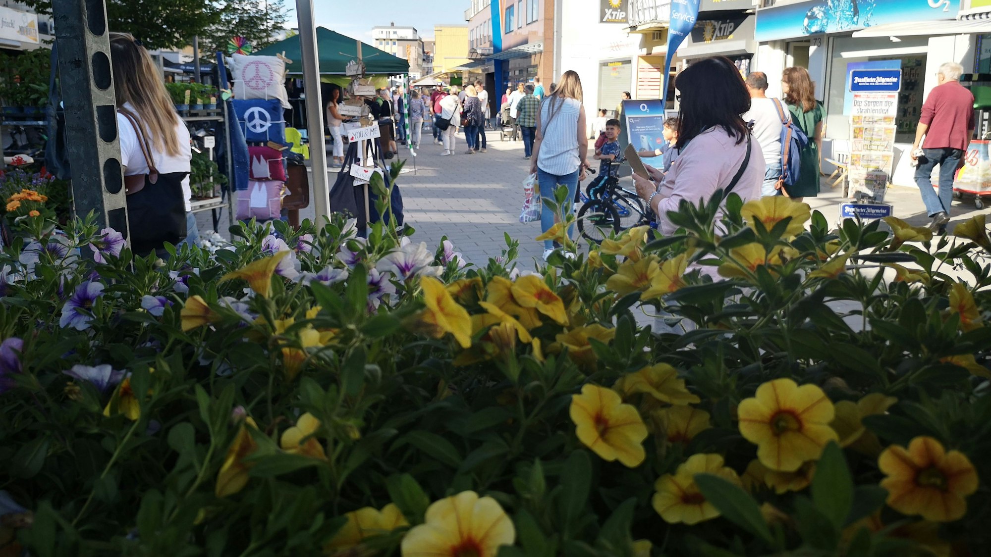 Der erste Feierabendmarkt in der Wesselinger Fußgängerzone der Flach-Fengler-Straße im Juni 2022 kam gut an und fand zahlreiche Besucher.