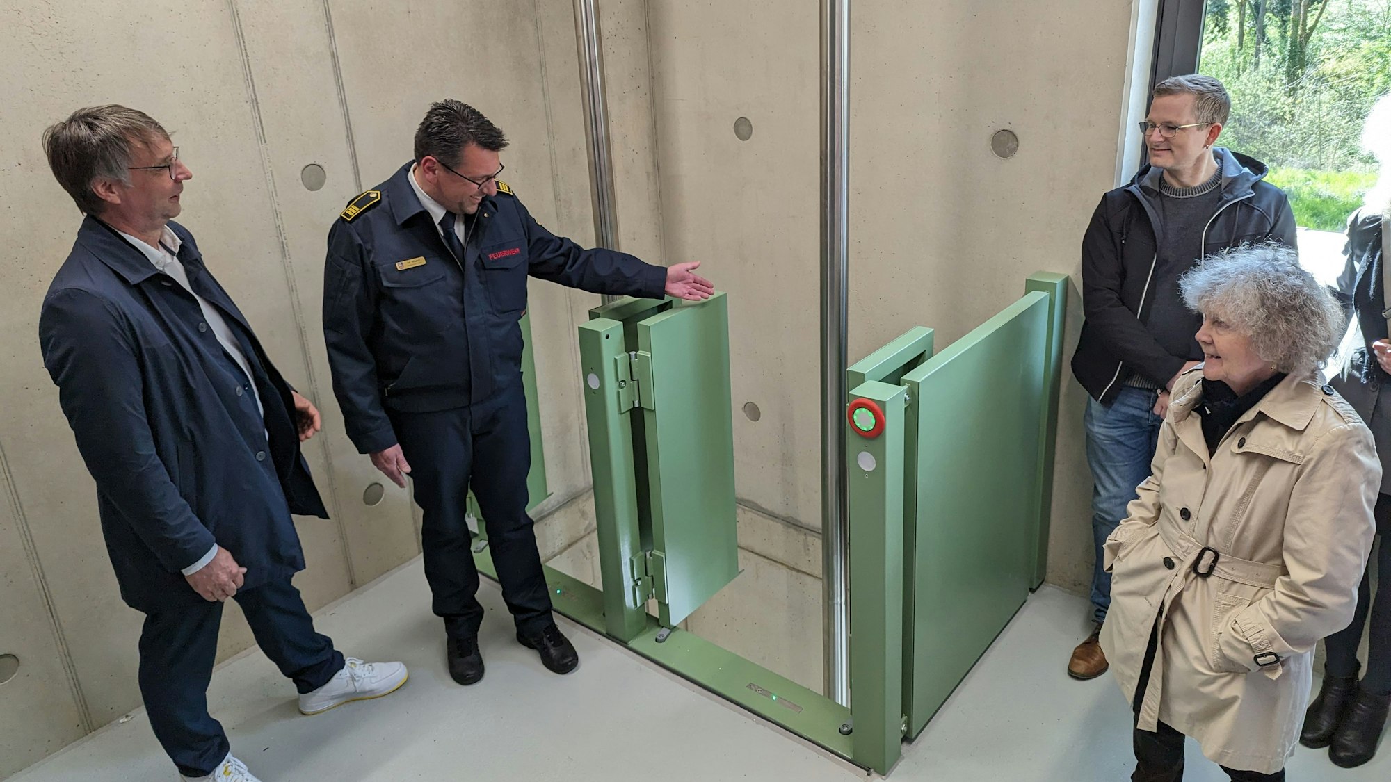 Feuerwehrchef Michael Mund zeigt die Rutschstangen, mit denen die Laufwege der Einsatzkräfte innerhalb der neuen Wache verbessert werden.